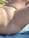 Gordinha em uma praia de nudismo