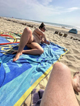Gordinha em uma praia de nudismo