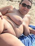 Gordinha em uma praia de nudismo