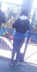 Gostosa mamãe esperando a filha na escola