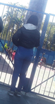 Gostosa mamãe esperando a filha na escola
