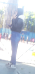 Gostosa mamãe esperando a filha na escola