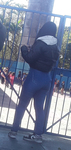 Gostosa mamãe esperando a filha na escola