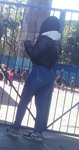 Gostosa mamãe esperando a filha na escola