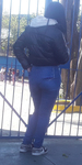 Gostosa mamãe esperando a filha na escola