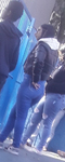 Gostosa mamãe esperando a filha na escola