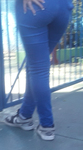 Gostosa mamãe esperando a filha na escola