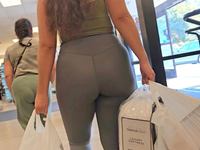 Bunda grossa latina Phat em leggins cinza Marshalls
