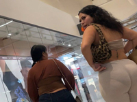 Calça Transparente Mostrando uma calcinha enorme em um rabo