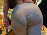 Calça Transparente Mostrando uma calcinha enorme em um rabo