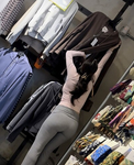 Garota bonita com um corpo firme e calças cinzas pede minha