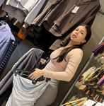 Garota bonita com um corpo firme e calças cinzas pede minha