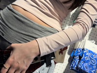Garota bonita com um corpo firme e calças cinzas pede minha