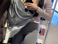 Garota bonita com um corpo firme e calças cinzas pede minha
