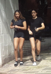 Duas Safadinhas de shortinhos apertados rachando suas buceti