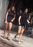 Duas Safadinhas de shortinhos apertados rachando suas buceti