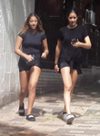 Duas Safadinhas de shortinhos apertados rachando suas buceti