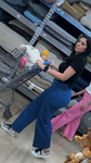 Latina com um belo traseiro em jeans apertados, perfeita par