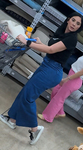 Latina com um belo traseiro em jeans apertados, perfeita par