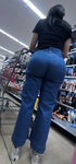 Latina com um belo traseiro em jeans apertados, perfeita par