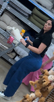 Latina com um belo traseiro em jeans apertados, perfeita par