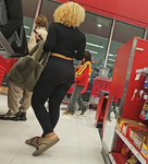 Loira ébano cacheada e sua amiga