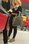 Loira ébano cacheada e sua amiga