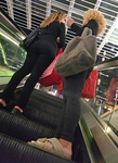 Loira ébano cacheada e sua amiga