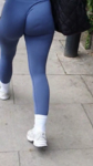 Loira provocando com essa legg azul enterrada