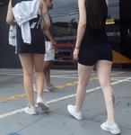 Duas delicinhas indo para academia