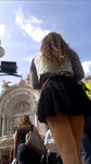 Por de baixo da sainha uma calcinha atolada