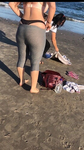 Praia colocando calcinha fio dental