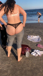 Praia colocando calcinha fio dental