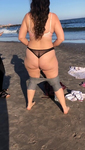 Praia colocando calcinha fio dental