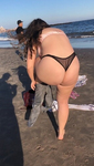 Praia colocando calcinha fio dental