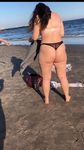 Praia colocando calcinha fio dental