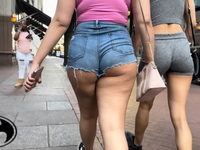 PYT LATINA PHAT ASSCHEEKS EM CALÇÕES DE CORTE