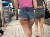 PYT LATINA PHAT ASSCHEEKS EM CALÇÕES DE CORTE
