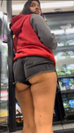 Que Puta safada com a bunda toda de fora engolindo o shorts