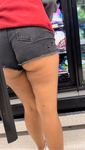 Que Puta safada com a bunda toda de fora engolindo o shorts