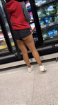 Que Puta safada com a bunda toda de fora engolindo o shorts