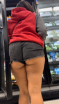 Que Puta safada com a bunda toda de fora engolindo o shorts