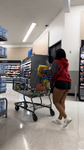 Que Puta safada com a bunda toda de fora engolindo o shorts