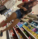 Shorts extra curtos em alvo se curvando
