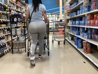 Bunda gostosa em uma calça cinza