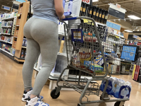 Bunda gostosa em uma calça cinza