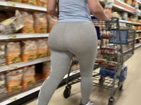Bunda gostosa em uma calça cinza