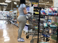 Bunda gostosa em uma calça cinza
