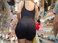 Esta latina venda de compras com tremendo culo, e encima se