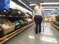 Latina MILF com corpo escultural, estilo Pixar, usando calça